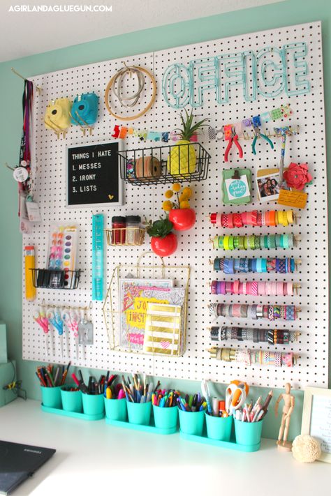 You got to see my peg board organization HERE and I’ve since been seeing pegboards EVERYWHERE!!! So many amazing hacks and tips and colors and sizes!!! I just HAD to do a roundup! (had too!) I think I just love pegboards because they are so easy to change up the layout and what you put … Peg Board Display, Room Pegboard, Decal Business, Craft Office, Office Closet, Dream Craft Room, Craft Room Design, Pen Organization, Craft Area