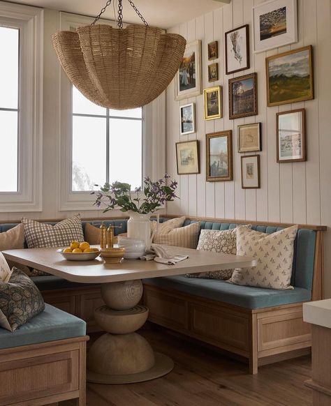 Friday morning breakfast nook moment ☕️🍳 . . . . . . . . . By: @ashleymontgomerydesign #interiordesigner #interiordesign #californiainteriordesigner #virtualdesigner #sandiego #sandiegohomes #homediyinspo #homedecorinspo #interiorstylists #springhomedecor #texture #beforeandafter #roomdesign Built In Eating Nook Bench Seat, Curved Breakfast Nook, Art Deco Breakfast Nook, Breakfast Nook Seating Ideas, Breakfast Bench Seating, Built In Breakfast Nook Corner, Breakfast Corner Nook, Cottage Breakfast Nook, Breakfast Nook Booth