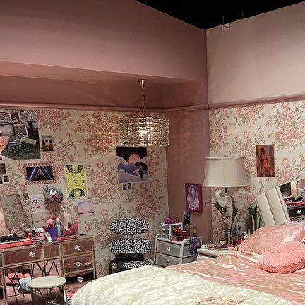 DELUDE on Instagram: "Maddy Perez’ bedroom from the set of @euphoria. ⟡" Maddie’s Room Euphoria, Maddy Perez Inspired Room, Maddy's Room Euphoria, Maddy Perez Bedroom Aesthetic, Maddy Bedroom Euphoria, Maddie Euphoria Bedroom, Euphoria Maddy Room, Maddy Room Euphoria, Maddie Perez Room