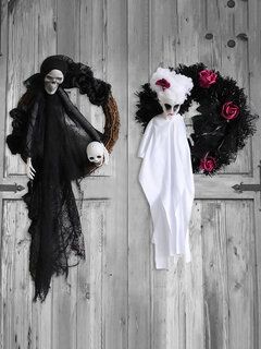 Exterior Halloween Decorations, Porta Halloween, Scary Halloween Wreath, Diy Skeleton, Ghost Craft, Halloween Decorations Wreaths, Ghost Door, Halloween Party Scary, Haunted House Halloween Party