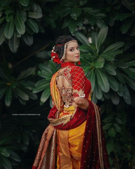 Navvari Sadi Look Bride, Bride Navari Saree, Navari Bridal Look, Marathi Bride Poses, Maharashtra Bride Look, Marathi Bride Look, Navari Saree Marathi Bride, Marathi Wedding Look, Marathi Bridal Look