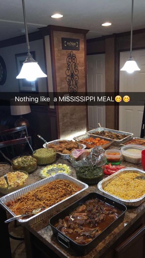 Spread for a gathering!! Mississippi Soul Food, Family Gathering Aesthetic, Soul Food Dinner, Food Goals, Food Obsession, Diy Food, Food Cravings, Soul Food, I Love Food