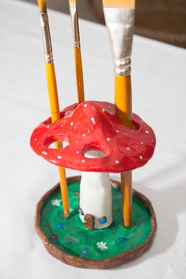 Handmade mushroom-shaped pen and brush holder Check more at https://howcandothis.com/diyideas/handmade-mushroom-shaped-pen-and-brush-holder-2/ Dekorasi Halloween, Air Dry Clay Ideas, Dry Clay Ideas, Clay Magnets, Seni Dan Kraf, Diy Air Dry Clay, Air Dry Clay Projects, Clay Inspo, Tanah Liat