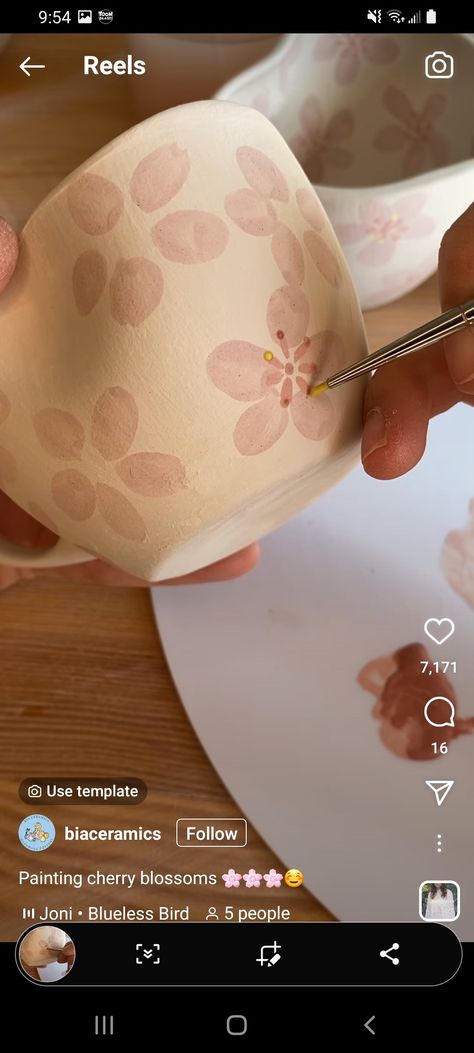 Flower Pottery Design, Pottery Painting Outfit Ideas, Cherry Blossom Pottery Painting, Pottery Painting Mugs Simple, Pottery Painting Ideas Flowers, Cherry Blossom Pottery, Creative Space Keramik Ideas, Bowl Pottery Painting, Pottery Designs Painted