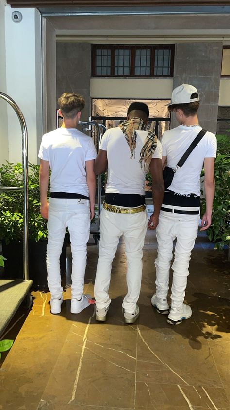 Justin Bieber Pants, Guys Sagging, Saggin Pants, Uk Drip, Sagging Pants, White Guys, White Jeans Men, White Jeans Outfit, Men Sport Pants