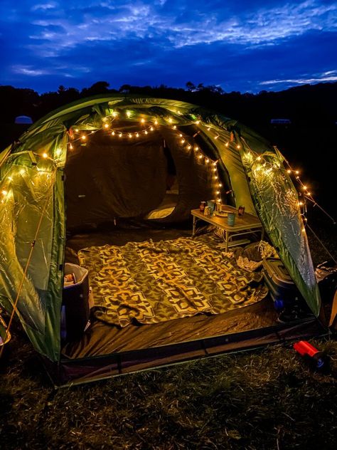 Camping Holiday Aesthetic, Decorated Tents Camping, Comfy Tent Camping, Cozy Tent Aesthetic, Festival Tent Decoration, Cute Tent Ideas Camping, Cute Tent Ideas, Backyard Tent Ideas, Camping Aesthetic Tent