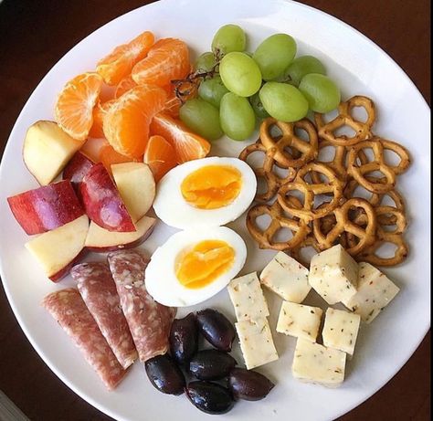 Healthy Snack Alternatives To Junk Food, Fat Loss Meals, Wellness Girly, Adult Lunchables, 2025 Goals, Healthy Lunch Snacks, Animal Based, Snack Plates, Easy Healthy Meal Prep