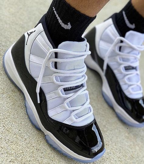 Jordan Retro 11 Outfit, Tenis Nike Jordan, Air Jordan 11 Outfit, Air Jordan 1 Court Purple, Jordans Sneakers Outfit, Jordan Shoes For Women, Black Nike Sneakers, Nike Kicks, Retro Basketball Shoes