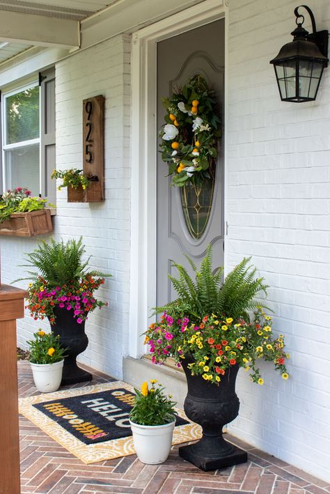 5 Tips to Get Your Porch Ready for Summer - Shades of Blue Interiors Water Feature Indoor, Flora Aesthetic, Apartment Balcony Decor, Corner Apartment, Front Porch Flower Pots, Front Door Planters, Front Porch Plants, Winter Planters, Front Porch Flowers