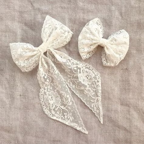 Flower Girl Bow, Flower Girl Hair Bows, Lace Hair Bow, Hair Bows Diy Ribbon, Felt Hair Accessories, Bow Designs, Flower Girl Hair Accessories, Creative Napkins, Flower Girl Hair