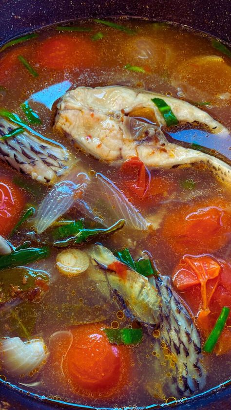 Thai soup with fish and vegetables in a pot. Thai Fish Soup, Tum Yum Soup, Fish Soup Recipe, Wellington Food, Hmong Food, Healthy Thai Recipes, Thai Fish, Fish And Vegetables, Thai Soup