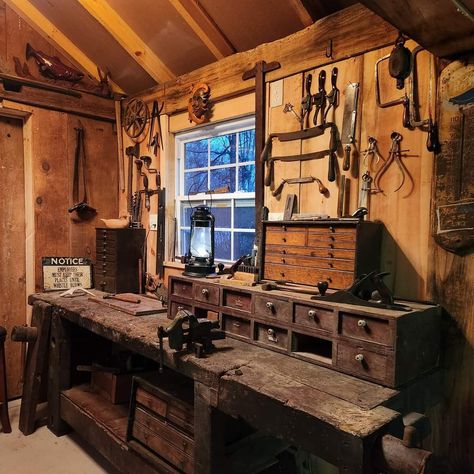 Woodshop Aesthetic, Workshop Room Design, Workshop Mancave, Workshop Aesthetic, Workshop Bedroom, Cozy Workshop, Mini Shed, Woodworking Images, Male Living Space