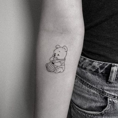 Fine Line Pooh Bear Tattoo, Flash Tattoo Disney, Disney Tattoo Designs, Eeyore Tattoo, Pooh Tattoo, Zwilling Tattoo, Winnie The Pooh Tattoos, Disney Tattoos Small, Sick Tattoos