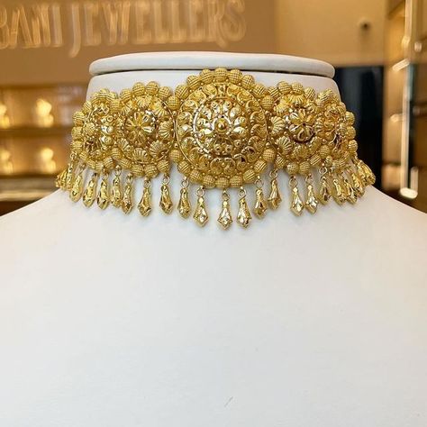 Gold Necklace Set Bengali, Bridal Gold Jewellery Indian, Gold Choker Necklace Set, Unique Gold Jewelry Designs, Indian Wedding Jewelry Sets, Delicate Gold Jewelry, Gold Jewels Design, Gold Bridal Necklace, Gold Bangles For Women