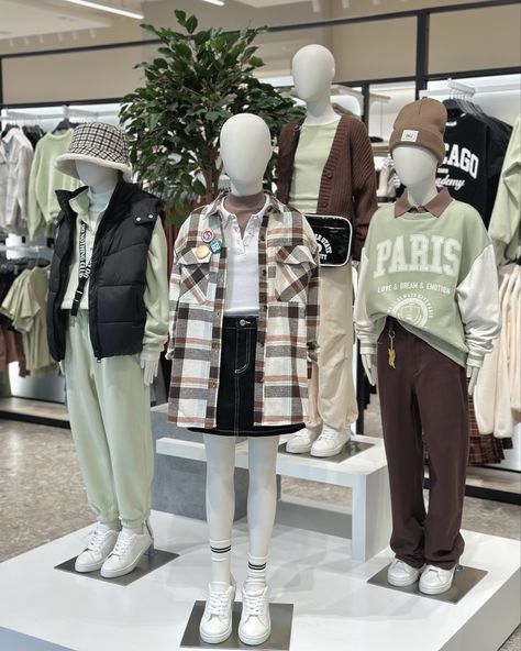 Manniquine Display Ideas, Mannequin Styling Visual Merchandising, Manequin Ideas Display, Visual Merchandising Displays Clothing, Visual Merchandising Ideas Clothing Store Displays, Visual Merchandising Ideas, Retail Clothing Display, Mannequin Styling, Luxury Retail Store