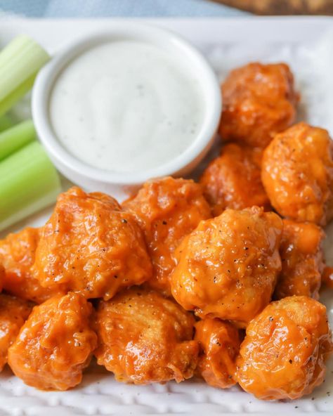 Spicy tender pieces of chicken that make the a delicious appetizer! These Boneless Buffalo wings are simple and are great for dinner or any party! Boneless Hot Wings, Boneless Buffalo Chicken, Boneless Wing Recipes, Boneless Buffalo Wings, Wings Buffalo, Wings Recipe Baked, Honey Bbq Wings, Boneless Chicken Wings, Hot Wing Recipe