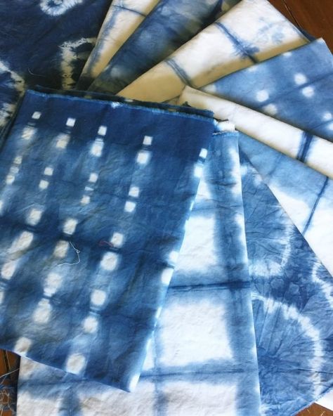 How to make Shibori Indigo Dyed Tea Towels. These handmade tea towels make a perfect gift for Mother's Day. #mothersday #gift #kitchen #sewing Shibori Diy, Holiday Hand Towels, Tea Towels Diy, Textile Dyeing, Shibori Fabric, Dye Techniques, Fabric Dyeing, Handmade Holiday Gifts, Shibori Dye