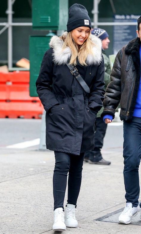 Jessica Alba kept warm with a no frills fur-trimmed parka and beanie Canada Goose Outfit, Black Parka Outfit, Parka Outfits, Parka Jacket Outfit, Parka Outfit, Blue Parka, Black Parka, Winter Outfits Cold, Winter Parka