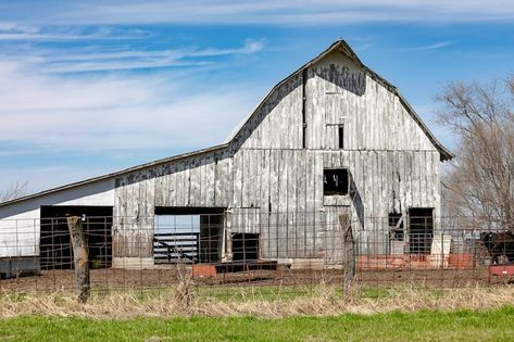 White Barn, Barn Photo, Rural Print, Missouri, Farmhouse Decor, Wall Art, Wall Decor - Etsy Out Houses, Farmhouse Decor Wall, Ireland Pictures, Barn Wall Art, Country Barns, Barn Painting, Farm Buildings, Farm Scene, Horse Stables