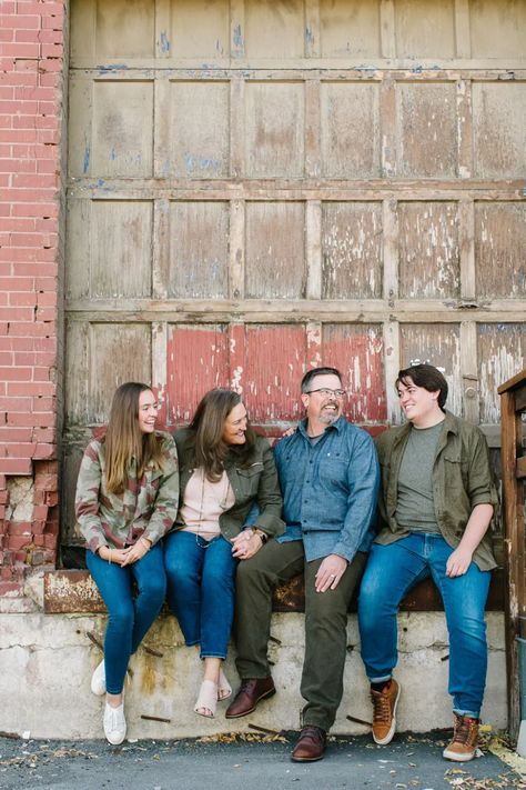 Agee Family + Downtown Salt Lake City - PHOTO + DESIGN BY MAD | Utah Family Photographer Casual Downtown Family Photoshoot, Downtown Family Session, Family Photoshoot Downtown, Downtown Photoshoot Family, Family Photos Downtown, City Family Photos, Downtown Family Photoshoot, Urban Family Pictures, Adult Family Poses