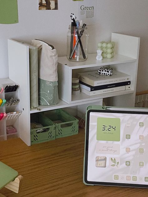 aesthetic sage green desk setup study space dorm room college apartment Green Dorm Room, Cozy Kitchen Ideas, Aesthetic Desk Setup, White Dorm Room, Dorm Room Desk, Dorm Room Decor Ideas, Green Room Decor, Dorm Room Styles, Dorm Inspiration