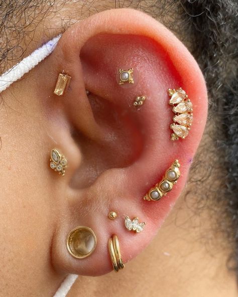 CowPök ✨ BVLA WEBSTORE on Instagram: “A collaborative piercing + styling effort from a bunch of Pokers! @bananzaaaa added a fresh helix to @rosegoldronin’s flat project, and…” Piercing Styling, January 29, Web Store, Helix, Piercing Jewelry, Cute Jewelry, Ear Piercings, Instagram A, Poker