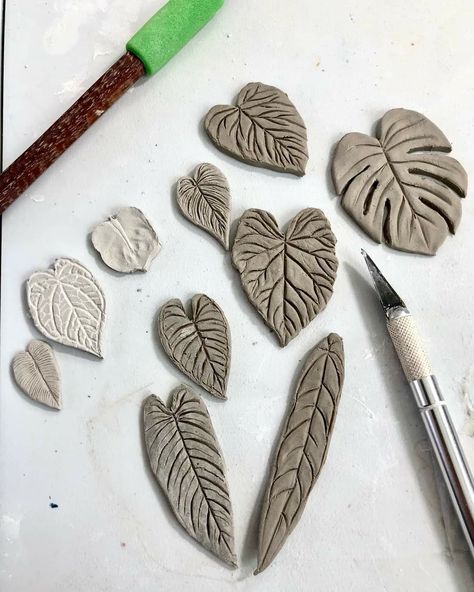 Ceramic Leaves Clay, Clay Leaf Wall Hanging, Leaf Clay Art, Natural Clay Art, Das Stone Clay Ideas, Natural Clay Crafts, Fimo Ideas Easy, Easy Air Dry Clay Ideas, Air Dry Clay Sculpture