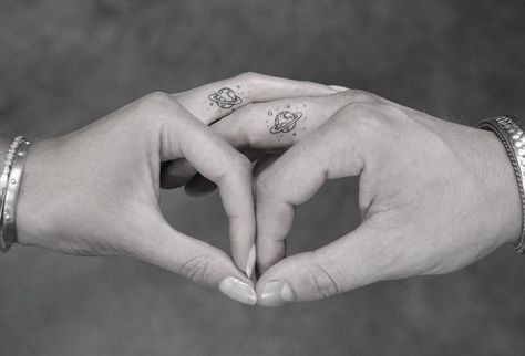 Marcus Butler and Stefanie Giesinger's matching Saturn tattoos. Planet Tattoo, Couple Tattoos Love, Partner Tattoos, Saturn Tattoo, Small Couple Tattoos, K Tattoo, Tattoo Trend, Planet Tattoos, Matching Couple Tattoos