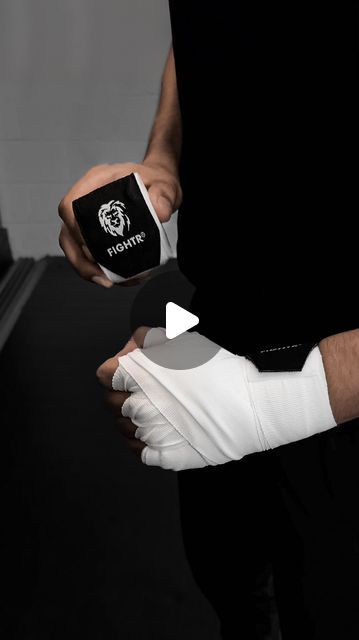 How To Wrap Hands For Boxing, Boxing Workout Beginner, Boxing Wraps, Boxing Drills, Boxing Hand Wraps, Workout Beginner, Professional Boxer, How To Wrap, Boxing Workout