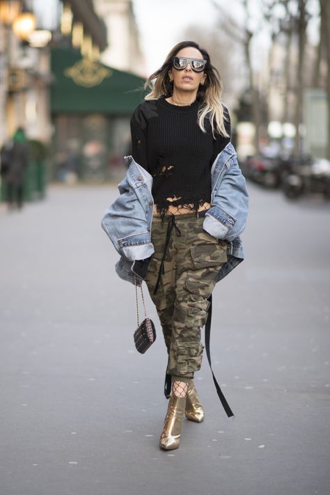 STYLECASTER | Tomboy Outfits | Street style star wearing camo pants Tomboy Outfits Summer, Maeve Reilly, Fall Fashion Skirts, Moda Denim, Style Casual Chic, Homecoming Outfits, Camo Fashion, Army Fashion, Tomboy Outfits