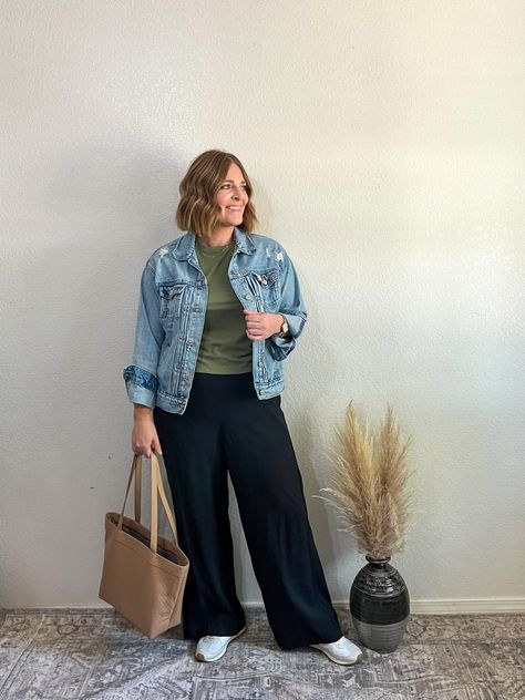 Curvy Stomach Outfit, Black Trousers Outfit Plus Size, Curvy Denim Outfit, Casual Palazzo Pants Outfit, Winter Outfits Wide Leg Pants, Chunky Women Outfits, Over 50 Plus Size Outfits, Casual Thanksgiving Outfits Plus Size, Plus Wide Leg Pants Outfit