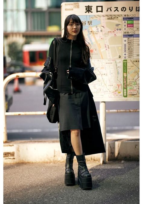 Avant-garde Black Street fashion combined with platform boots Japanese Goth Fashion, Japan Street Style Women, Japanese Street Fashion Women, Japanese Outfits Street Style, Hong Kong Street Fashion, Street Style Women Fall, Tokyo Fashion Street, Tokyo Fashion Week Street Styles, Japan Outfits