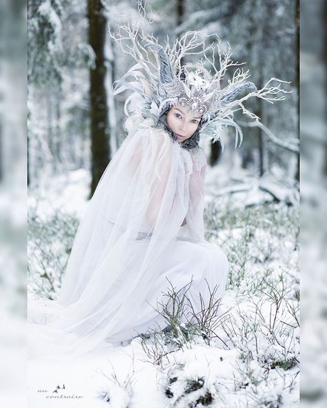 Ｍｅｌ Ｐｌｕｍ ➰ ｆｉｎｅａｒｔ ➰ on Instagram: “Model/Make up @sugarhail Headdress @maskenzauber #portrait #fineartphotography #snow #winter #white #model #costume #werbung” Winter Wonderland Costume, Winter Fairy Costume, Cosmic Christmas, Harvest Dance, Fairy Medieval, Snow Queen Costume, Gothic Winter, Ice Queen Costume, Model Costume