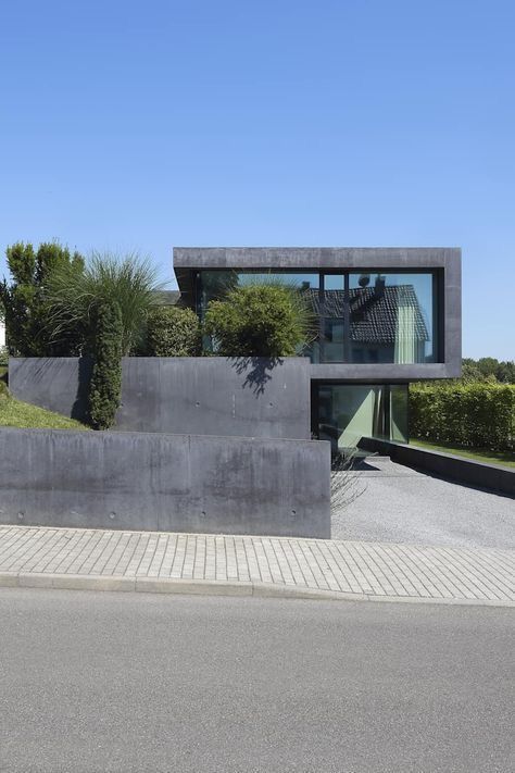 Home Designs Exterior, 2024 Goals, Seaside House, Concrete Houses, Concrete Building, Concrete House, Modern Architecture House, Minimalist Architecture, Zaha Hadid