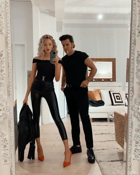 Greece Halloween Costumes, Single Costume Ideas Women, Grease Halloween Costumes, Iconic Halloween Costumes, Shea Marie, Cute Couples Costumes, Kostuum Halloween, Duo Costumes, Pretty Halloween Costumes