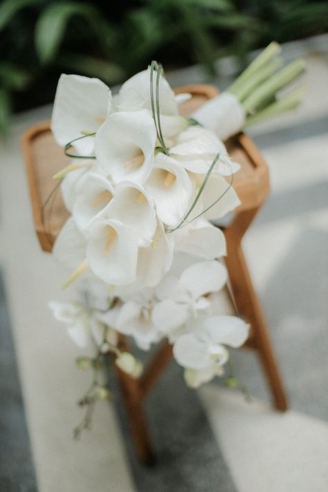 In a cascading bouquet, calla lilies and orchids intertwine, their elegance and grace capturing the essence of love's timeless dance Lilies And Orchids, Calla Lily Bridal Bouquet, Modern Bridal Bouquets, Calla Lily Bridal, Cascading Bouquet, Lily Grace, Calla Lily Bouquet, Orchid Bouquet, Lily Bouquet