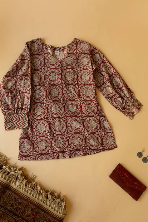 V Neck Short Kurti Design, Cotton Jeans Tops, Printed Short Kurtis For Jeans, Simple Kurti Designs Cotton Printed Casual, Kalamkari Shirts Women, Cotton Short Top Designs, Ikkat Tops For Jeans, V Shape Kurti Designs, Tunic Tops With Jeans Casual