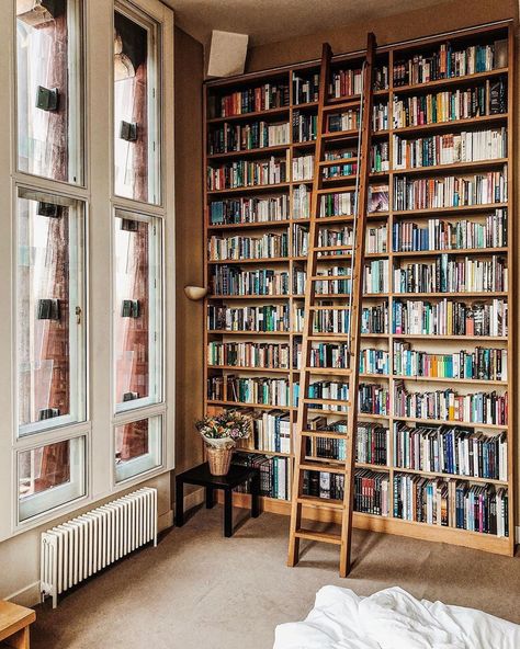 In Home Library, Lots Of Books, Private Library, Dream Library, Beautiful Library, Library Room, Home Library Design, Home Libraries, Up House