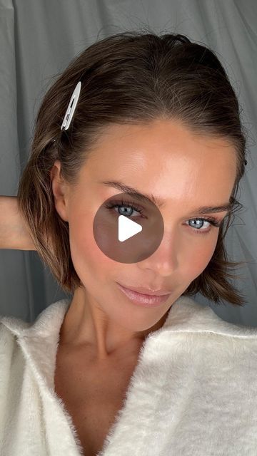 Bambi Mascara, Wedding Guest Hair And Makeup, Wedding Guest Makeup Looks, Gine Margrethe, Summer Glow Makeup, Stick Eyeshadow, Eyeshadow Styles, Dewy Look, Natural Summer Makeup