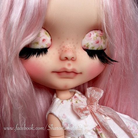 Amour has a romantic soul.. <3 | by Sharon Avital Big Eyes Doll, Blythe Custom, Blythe Dress, Plastic Doll, Natural Eye Makeup, Doll Tutorial, Doll Eyes, Doll Parts, Everything Pink