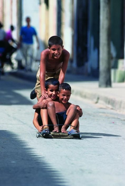 Cuban boys playing on the streets on a wheelbarrow called commonly “Chivichana”. Cuba People, Cuban Culture, Honda Ruckus, Kids Around The World, Cuba Travel, Global Citizen, Havana Cuba, We Are The World, Santa Lucia