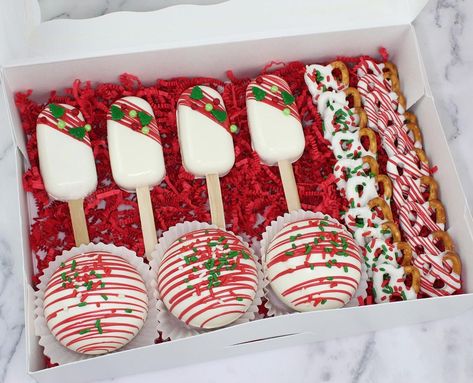 Christmas Dessert Box Ideas, Christmas Dessert Gifts, Holiday Treats Gifts, Chocolate Covered Desserts, Christmas Treats For Gifts, Christmas Treats Boxes, Cake Pop Decorating, Christmas Cake Pops, Month Of December