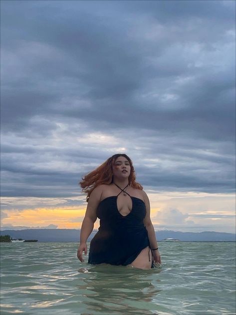 Beach Plus Size Aesthetic, Insta Post Ideas Plus Size, Beach Photoshoot Ideas Plus Size, Body Positive Beach Pictures, Plus Size Photography Poses Beach, Plus Size Swimsuit Aesthetic, Beach Inspo Pics Plus Size, Plus Size Beach Poses For Pictures, Vacation Pictures Plus Size