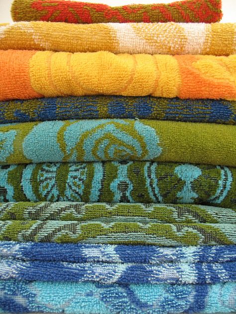 The Leaning Towels of Pisa! vintage bath towels with great colors and patterns. Vintage Bath Towels, Retro Towels, Ugly Things, 70s Mod, Vintage Towels, Floral Bath, Vintage Bath, Grandma's House, Vintage Memory