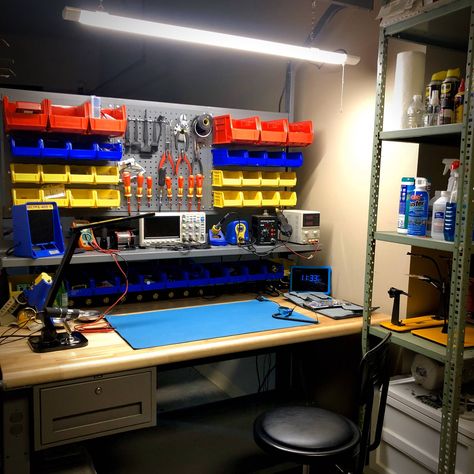 Electronics Workspace, Electronics Workbench, Garage Setup, Robotics Workshop, Makerspace Design, Hobby Room Design, Small Room Setup, Garage Systems, Garage Organization Tips