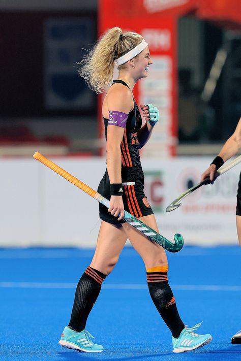 Yibbi Jansen 🍊 Dutch field hockey player Field Hockey Aesthetic, Hockey Women, Pro Hockey Players, Womens Field Hockey, Field Hockey Girls, Hockey Pictures, Hockey Training, Hockey Baby, Hockey Girl