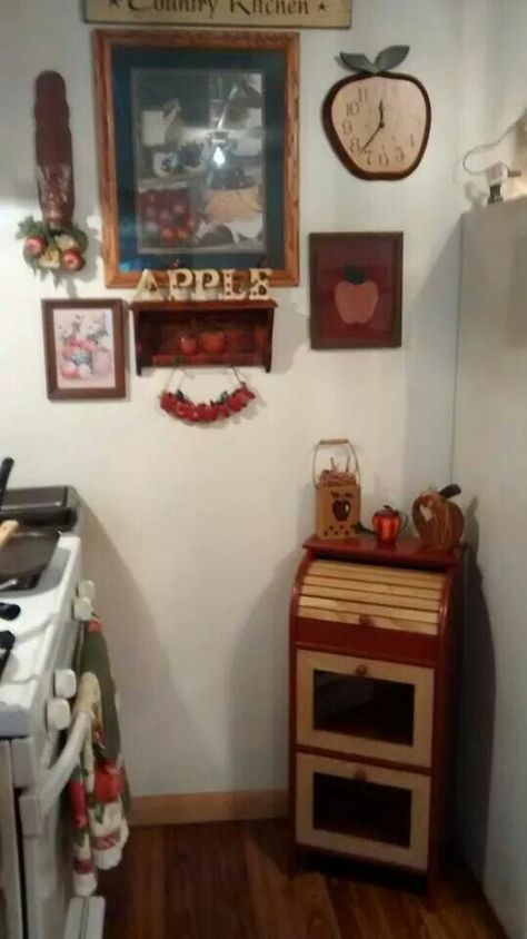 Apple decorations Apple Kitchen Decor Country, Country Apple Kitchen, Apple Themed Kitchen, Apple Kitchen Decor Ideas, Apple Decorations For Kitchen, Square Hat, Wall Arrangements, Apple Kitchen, Apple Decor