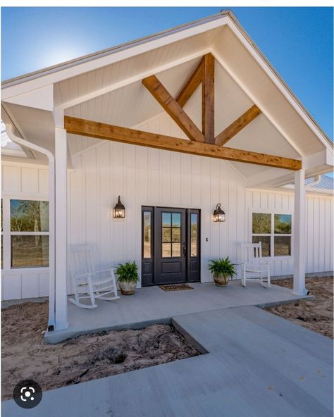 White Pole Barn, Beautiful Farmhouse Exterior, White Barndominium, Barn House Interior, White Siding, Barn Style House Plans, Exterior Home, House Color Schemes, Beautiful Farmhouse