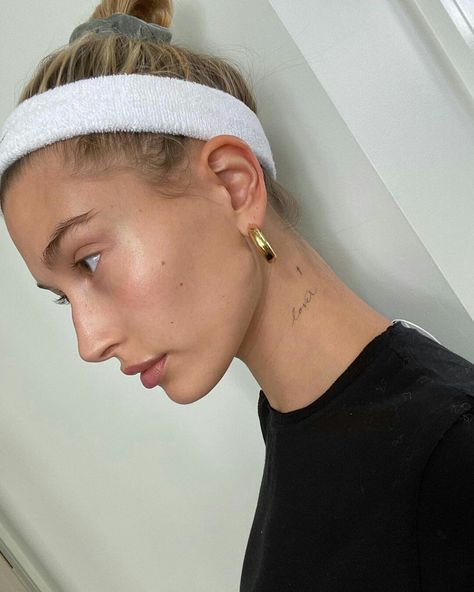 Hailey Beiber Tattoos, Hailey Baldwin Tattoo, Small Neck Tattoos, Tiny Tattoos For Women, Small Girly Tattoos, Petit Tattoo, Neck Tattoos Women, Petite Tattoos, Cute Tiny Tattoos