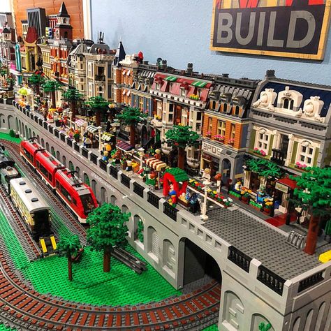 Lego City Display, Lego Bridge, Parisian Restaurant, Lego City Train, Lego Village, Table Birthday, Lego City Sets, Lego Wall, Lego Sculptures